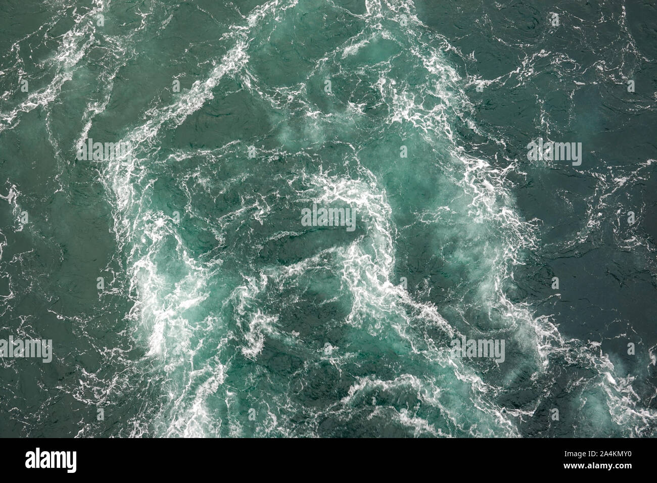 Un navire de croisière service avec le vert des mers sur l'océan Pacifique. Banque D'Images