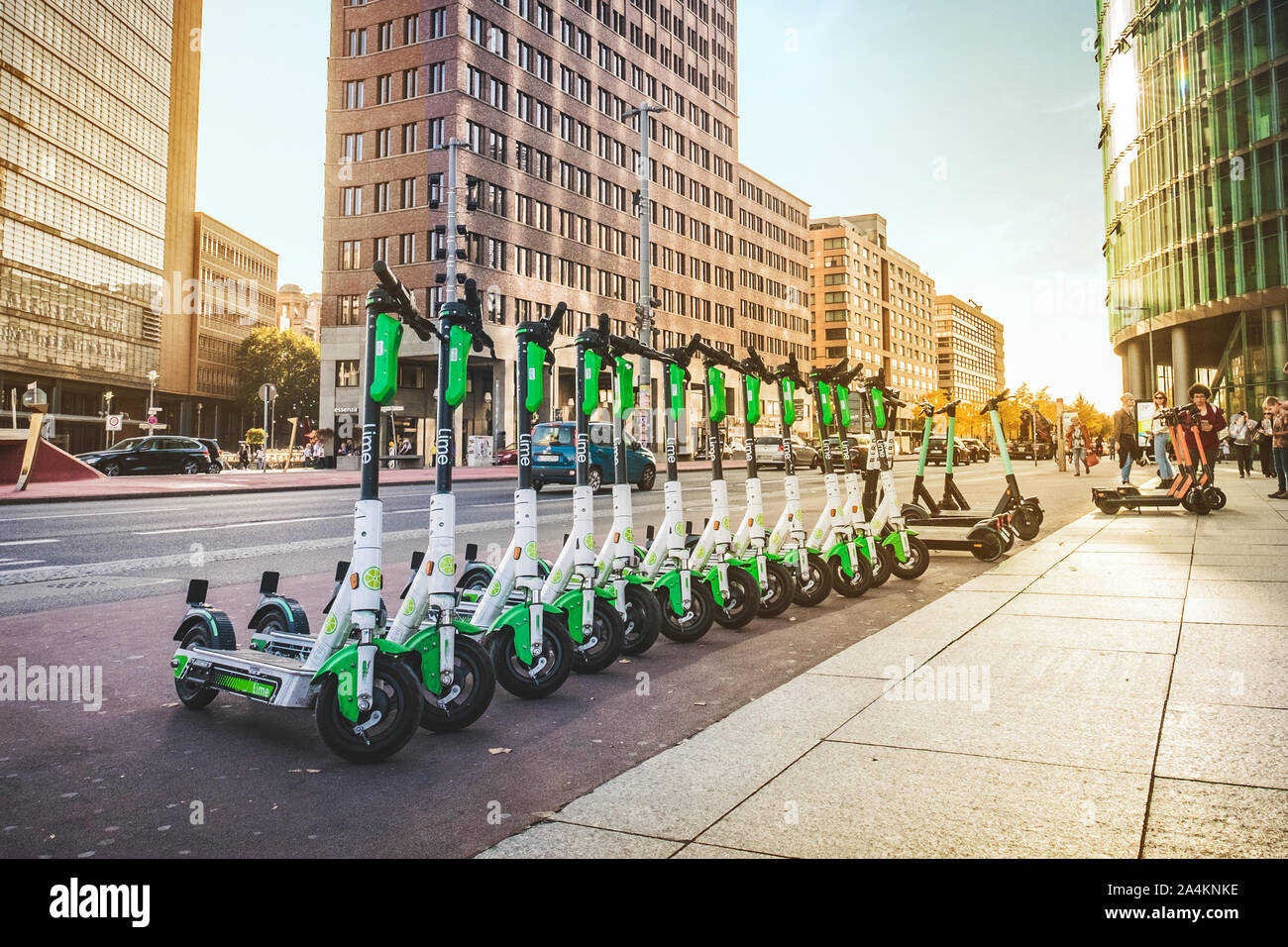 Berlin, Allemagne - Octobre 2019 : Rangée de scooters électriques E , escooter ou e-scooter de la société LIME sur trottoir à Berlin Banque D'Images