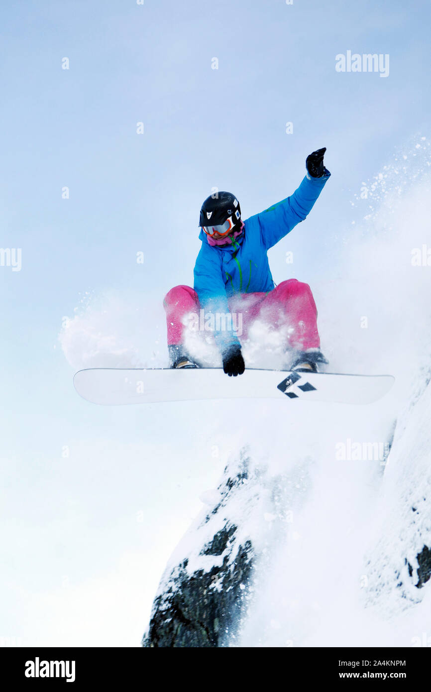 Snowboard homme sur montagne, photo d'action Banque D'Images