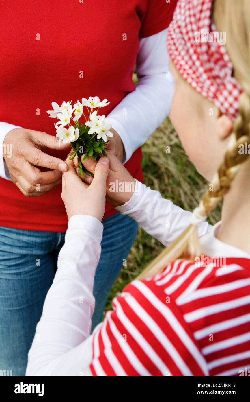 Mère obtient un bouquet Banque D'Images