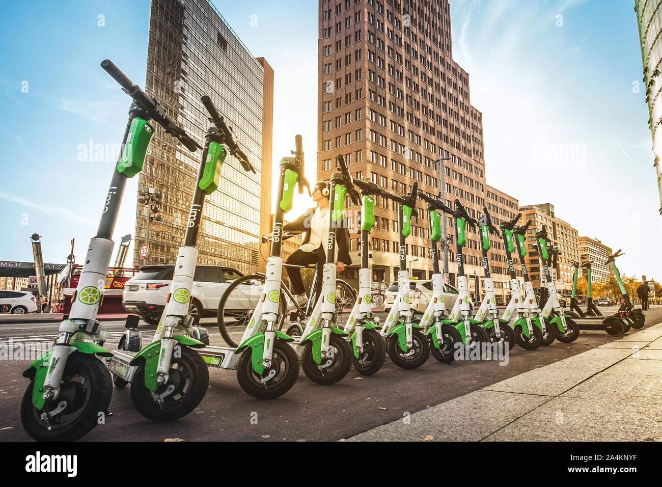 Berlin, Allemagne - Octobre 2019 : Rangée de scooters électriques E , escooter ou e-scooter de la société LIME sur trottoir à Berlin Banque D'Images