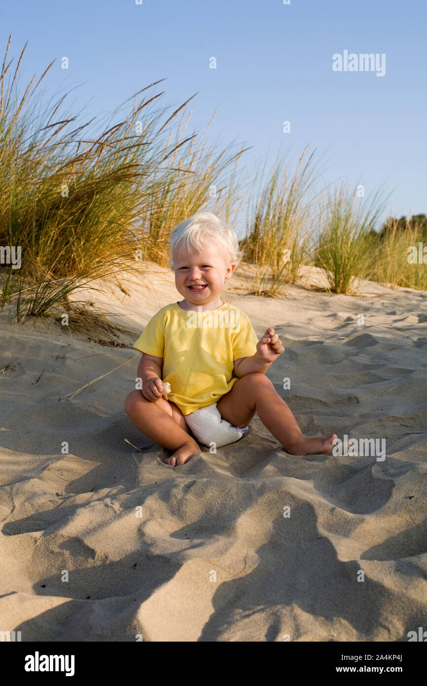 Petite fille dans le sable Banque D'Images
