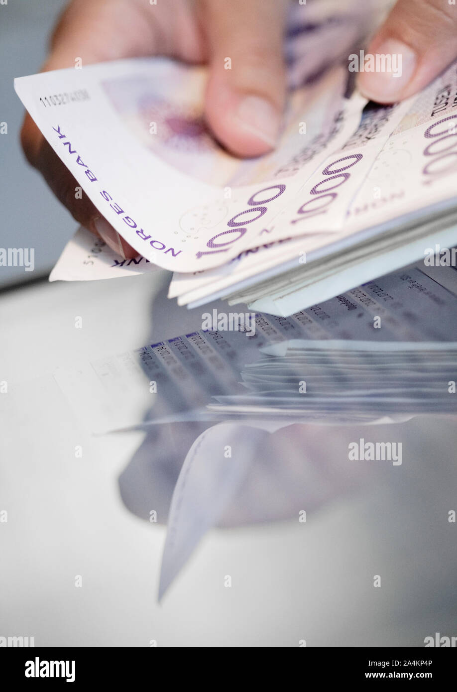 Main tenant Norwegian Kroner 000 notes Banque D'Images Main tenant Norwegian Kroner 000 notes Banque D'Images