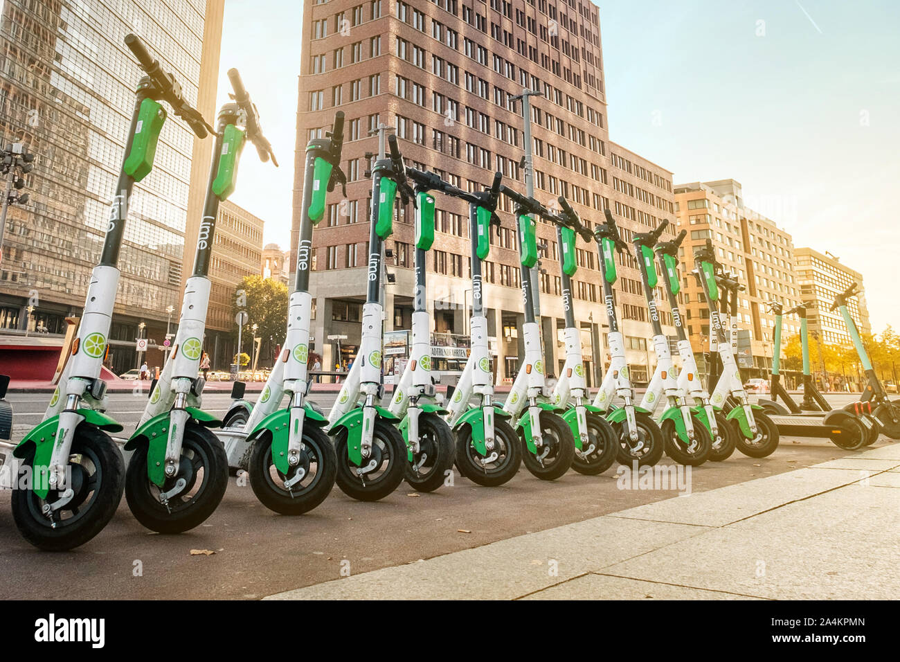 Berlin, Allemagne - Octobre 2019 : Rangée de scooters électriques E , escooter ou e-scooter de la société LIME sur trottoir à Berlin Banque D'Images