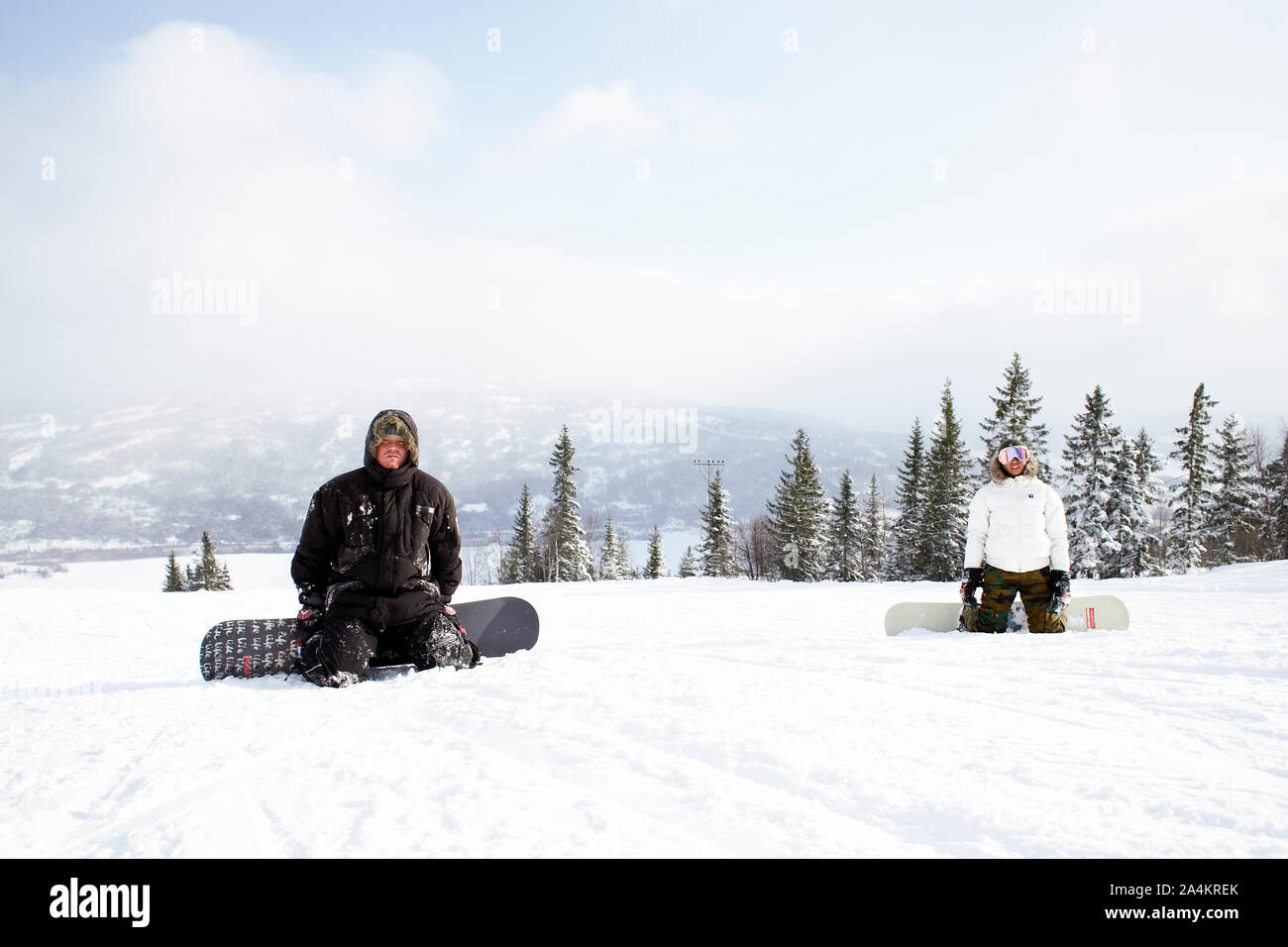 Les enfants avec des snowboards Banque D'Images