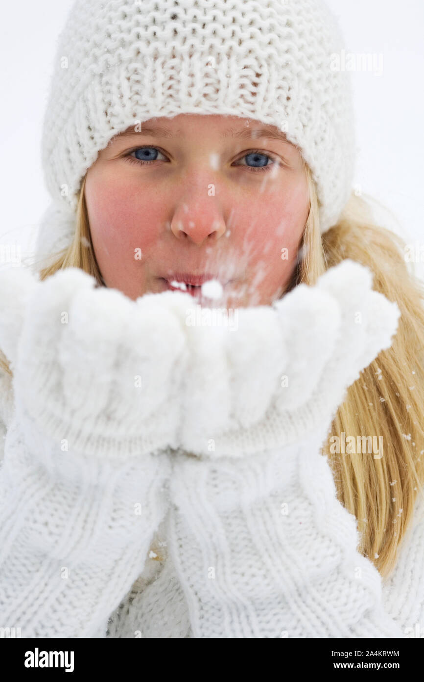Girl blowing snow Banque D'Images