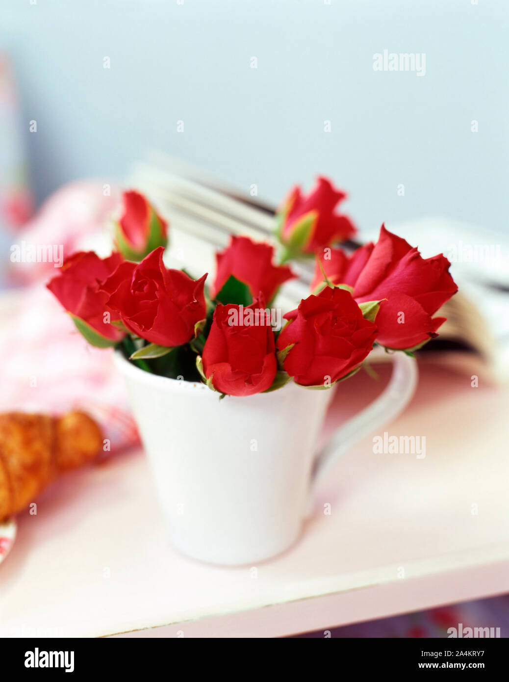 Roses rouges dans une tasse/mug blanc - Saint Valentin - Saint Valentin Banque D'Images