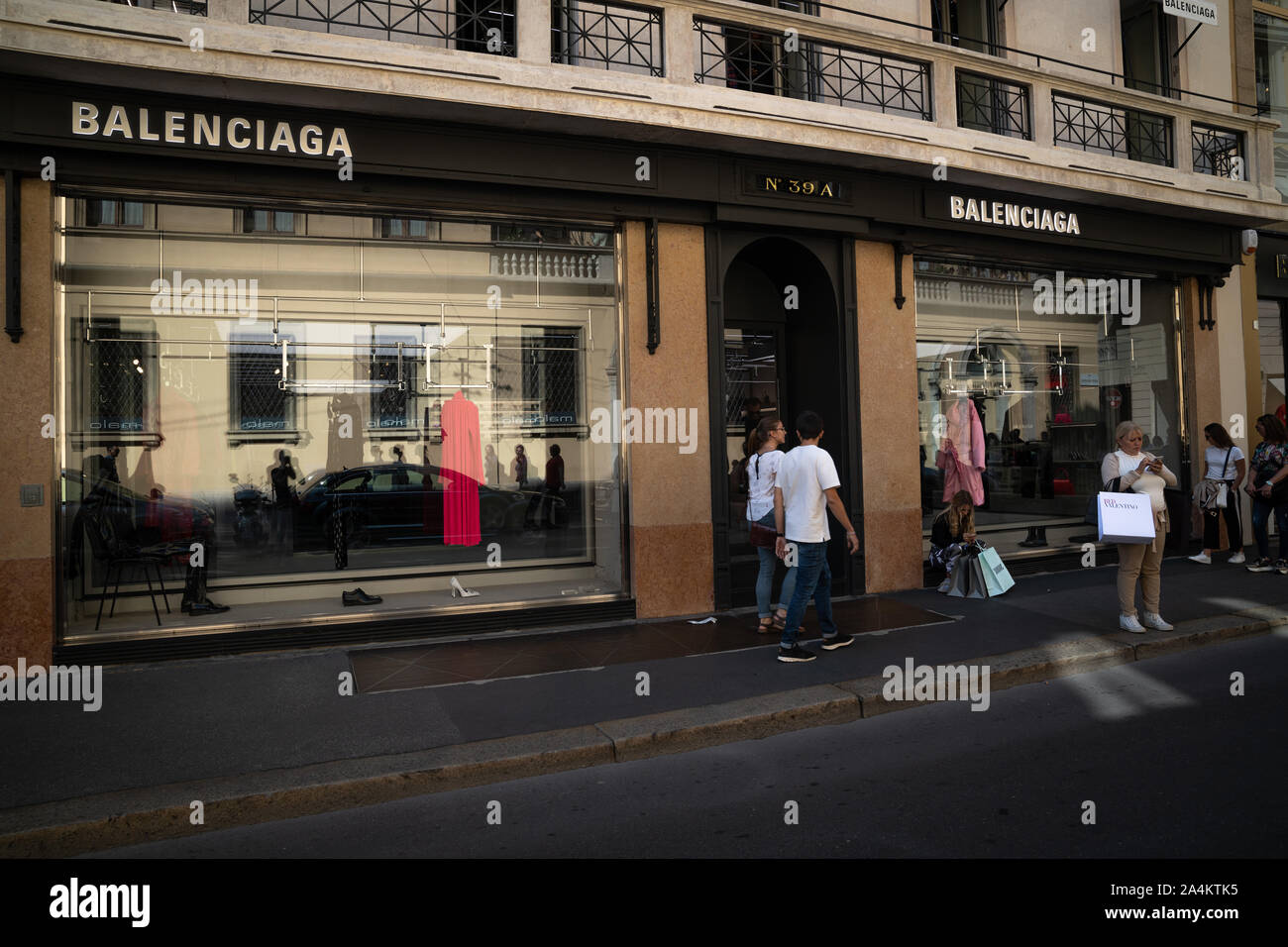 Milan, Italie - 21 septembre 2019 : Balenciaga magasin à Milan. Zone  Montenapoleone. Fashion week shopping Photo Stock - Alamy