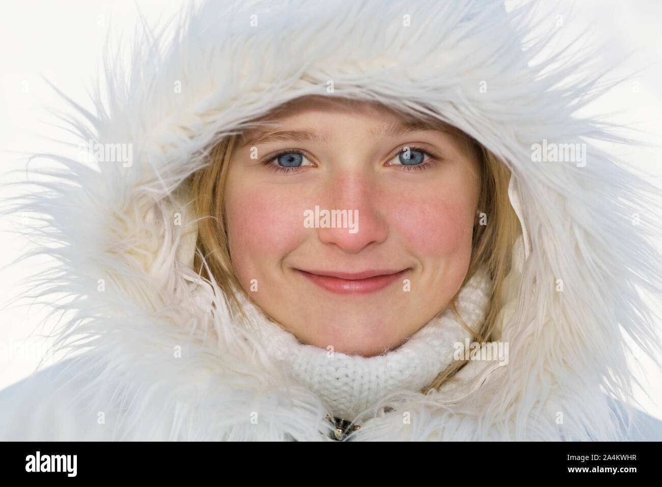 Fille dans un pardessus blanc avec capuche Banque D'Images
