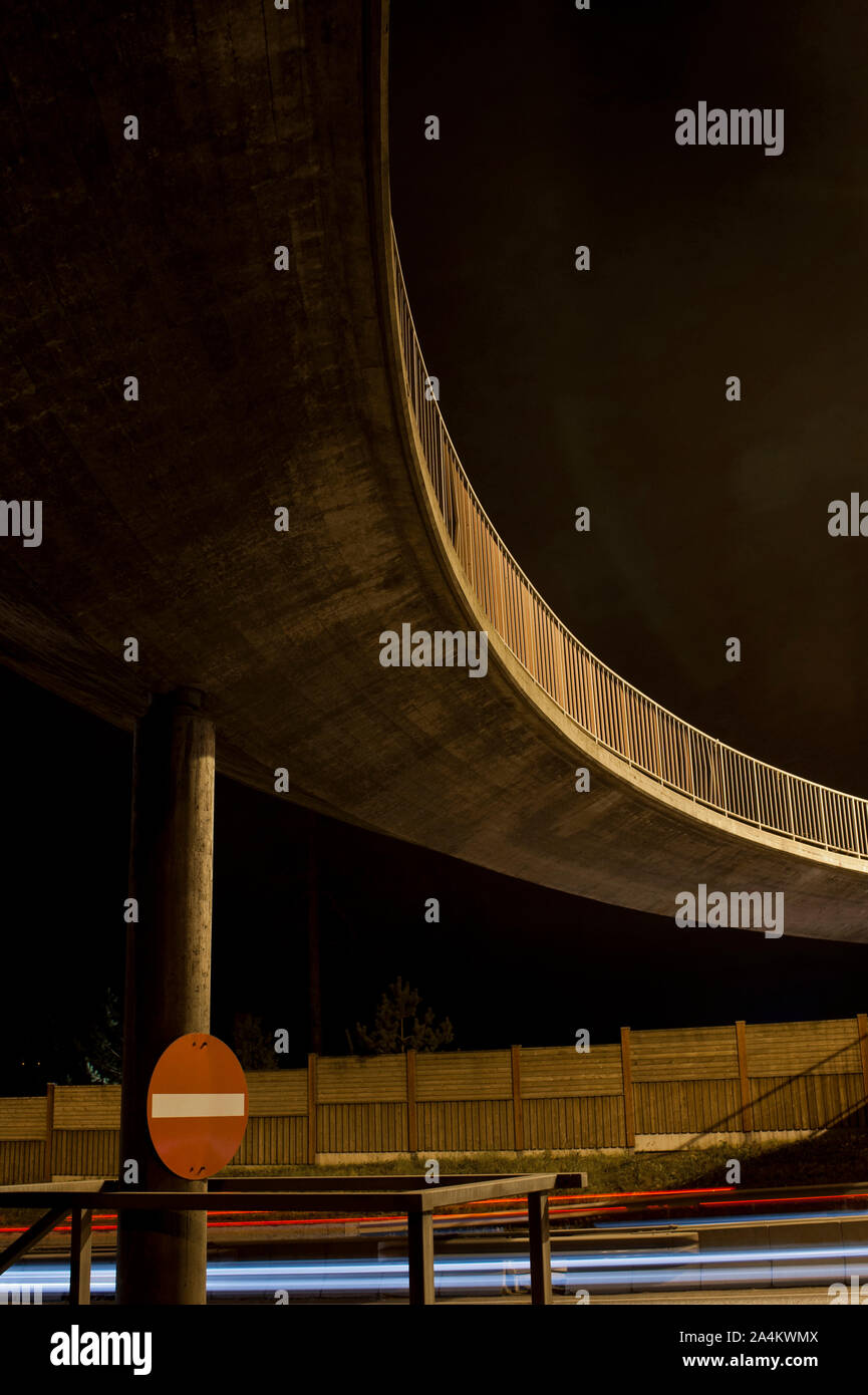 Passerelle et Sentier Lumineux Banque D'Images