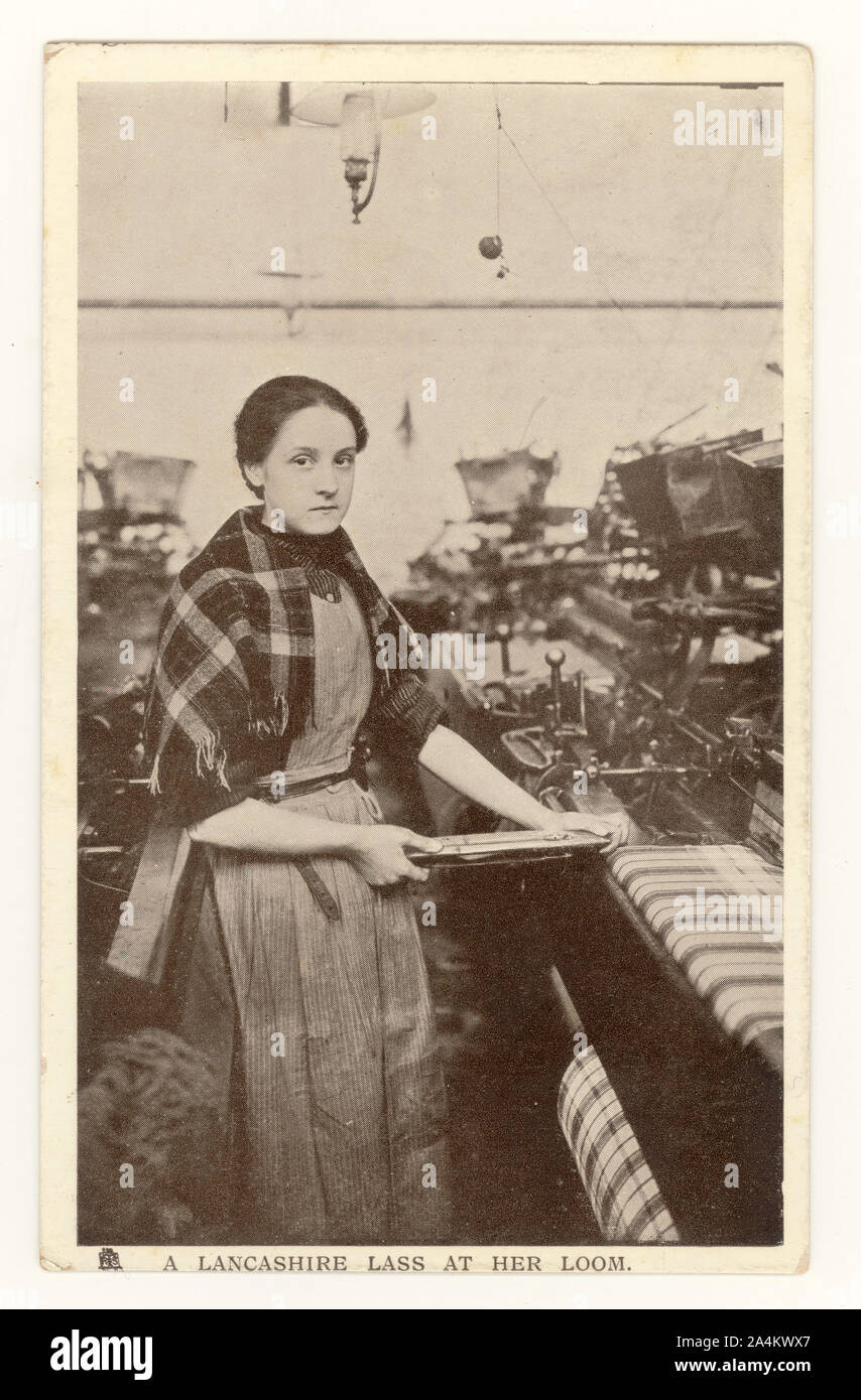 Début des années 1900 Carte postale de pale à la mauvaise santé des travailleurs de l'usine, imprimé sur fond est 'Lancashire à tisser son Lass', vers 1910, Lancashire, Angleterre, Royaume-Uni Banque D'Images