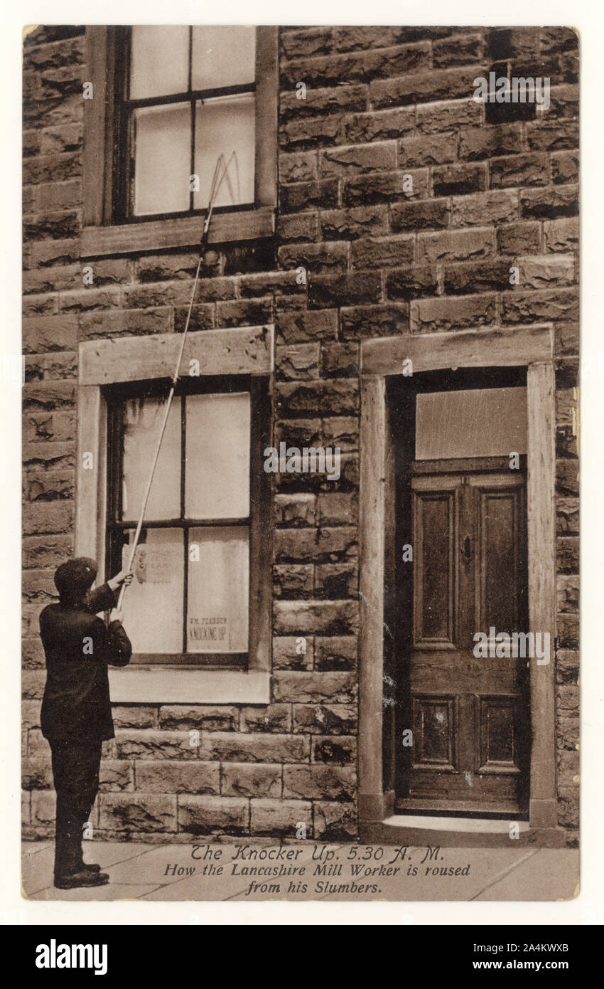 Au début des années 1900, la carte postale de Knocker Up Man, connue sous le nom de Knocker Upper, (avant les réveils) à Accrington, Lancashire, Angleterre, Royaume-Uni, a affiché le 1918 septembre. Le Knocker Upper a réveillé les ouvriers des usines dans les villes. Banque D'Images