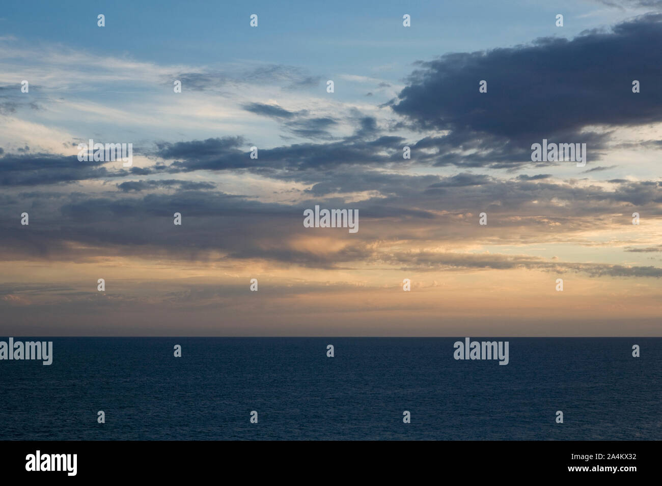 Coucher du soleil et nuages au-dessus de l'eau Banque D'Images