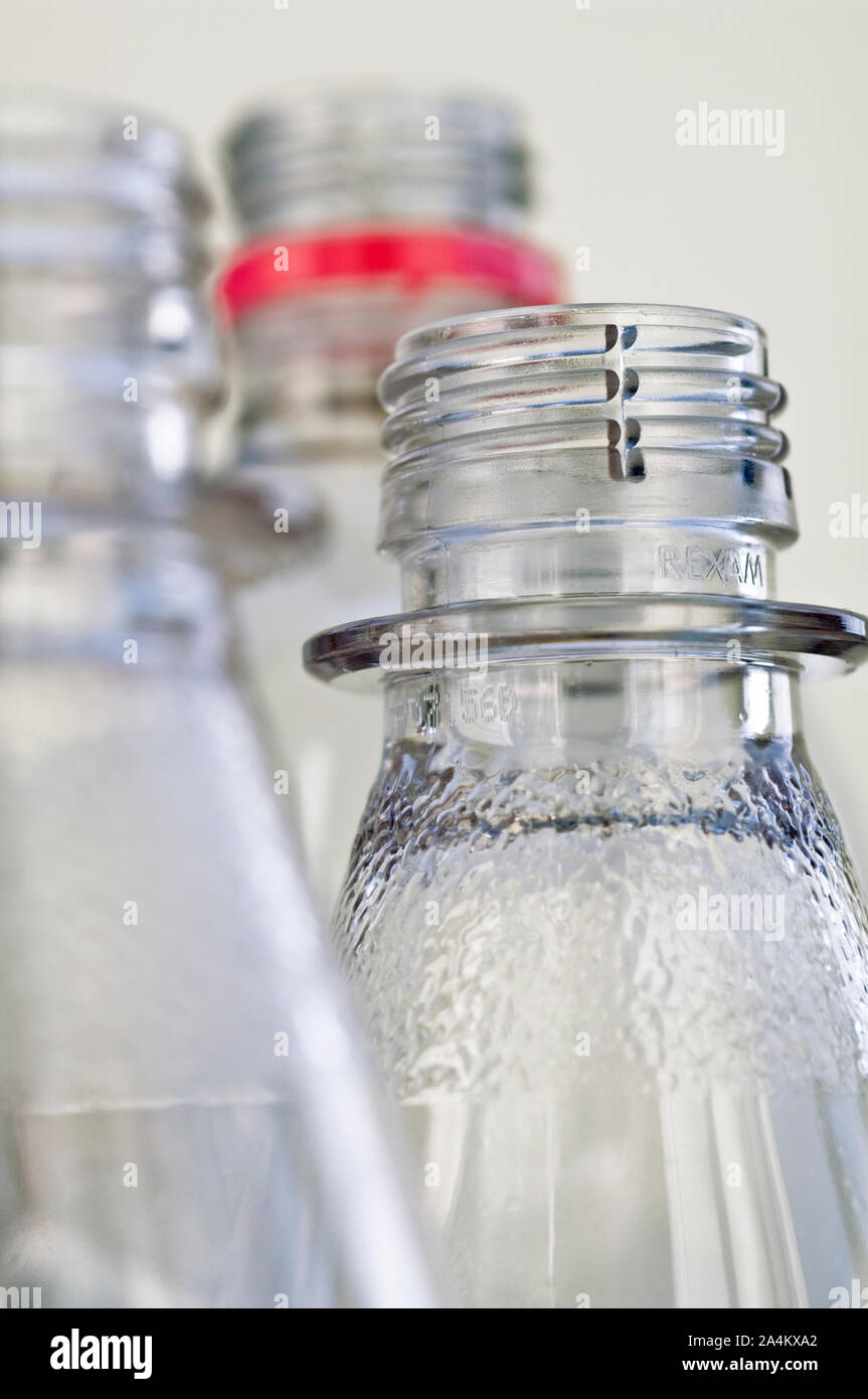 Bouteille - utilisé et vieux produits collectés pour recyclage d'étranglement. Banque D'Images Bouteille - utilisé et vieux produits collectés pour recyclage d'étranglement. Banque D'Images