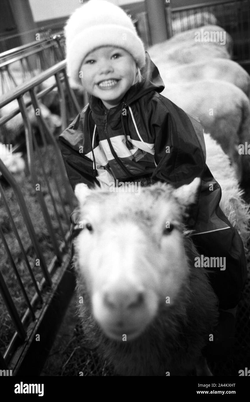 Happy girl playing Banque D'Images