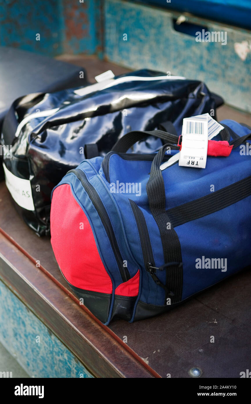 Les sacs sur convoyeur à bande Banque D'Images