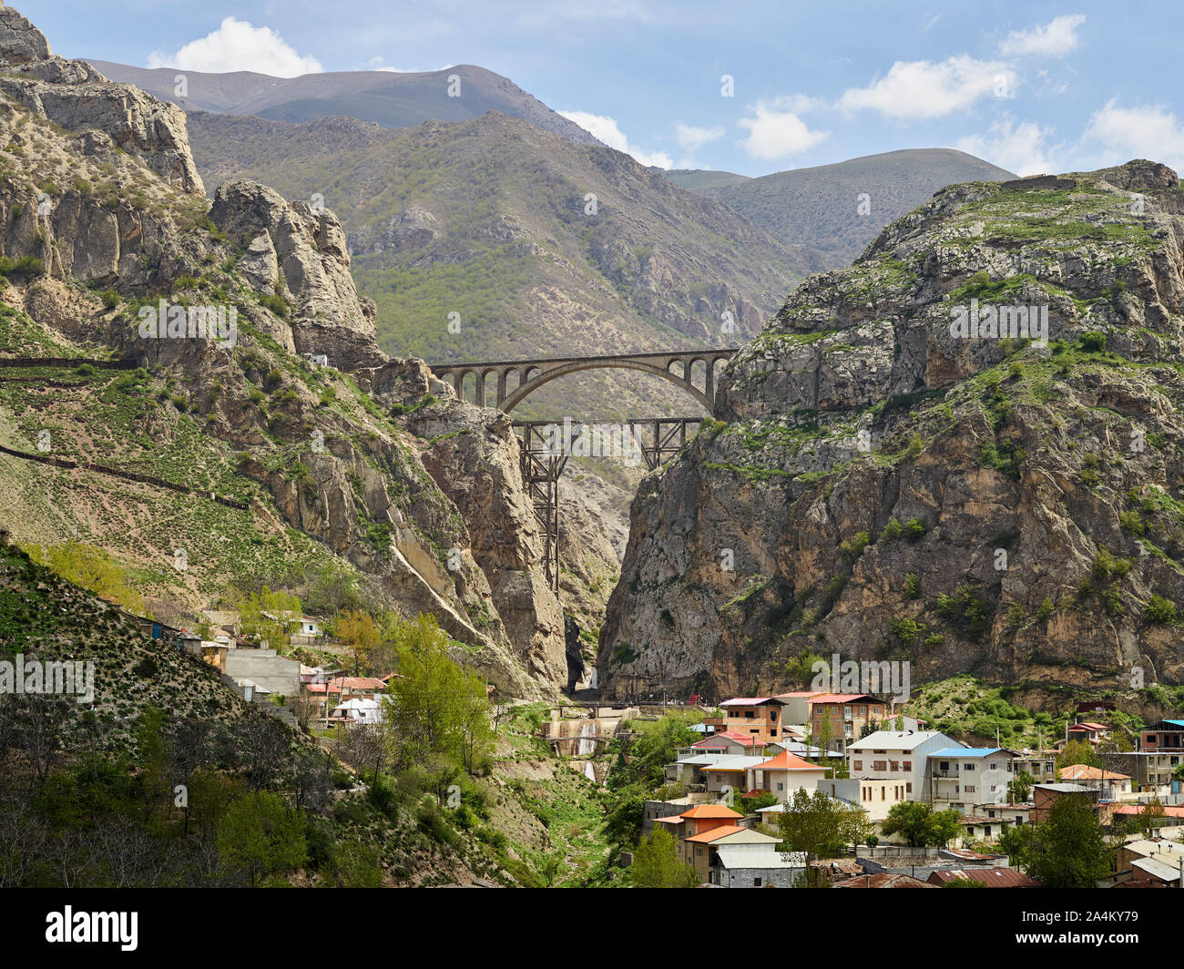 Veresk le pont ferroviaire sur la même place dans le nord de l'Iran dans le Elburs montagnes, prise le 25.04.2018. Le pont a été construit sous la direction de l'ingénieur autrichien Walter Aigner (qui est enterré à portée de vue du pont) et a ouvert le 12 avril 1936, en présence de Reza Shah Pahlavi. Dans le monde d'utilisation | Banque D'Images
