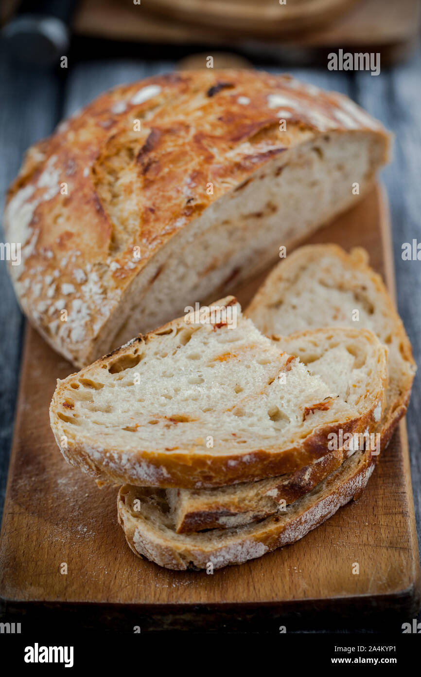 Meilleur pain au levain fait maison avec des tomates séchées Banque D'Images