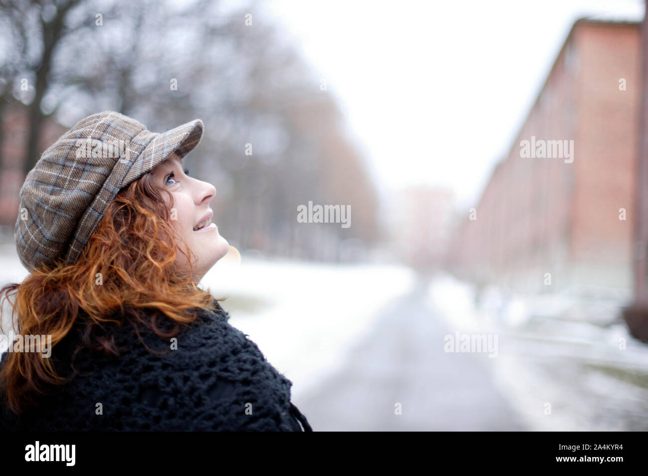 Femme dans une rue enneigée à Oslo Banque D'Images