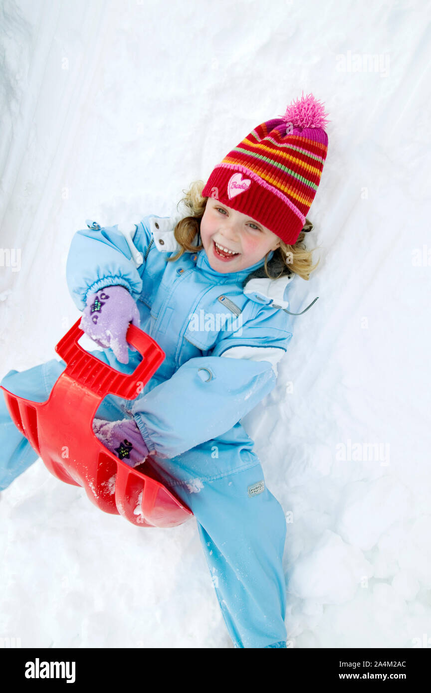 Fille jouant dans la neige Banque D'Images