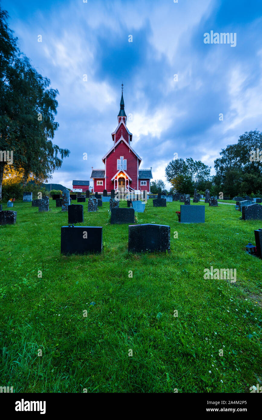 L'Église et le cimetière de Veoy crépuscule, Solsnes, Molde Municipalité More og Romsdal County, Norvège Banque D'Images