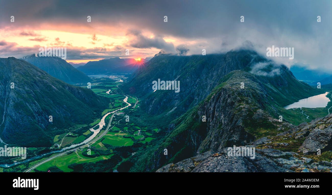 Nuages au coucher du soleil sur Romsdalen et Romsdalseggen Venjesdalen vu de Ridge, Andalsnes, More og Romsdal County, Norvège Banque D'Images