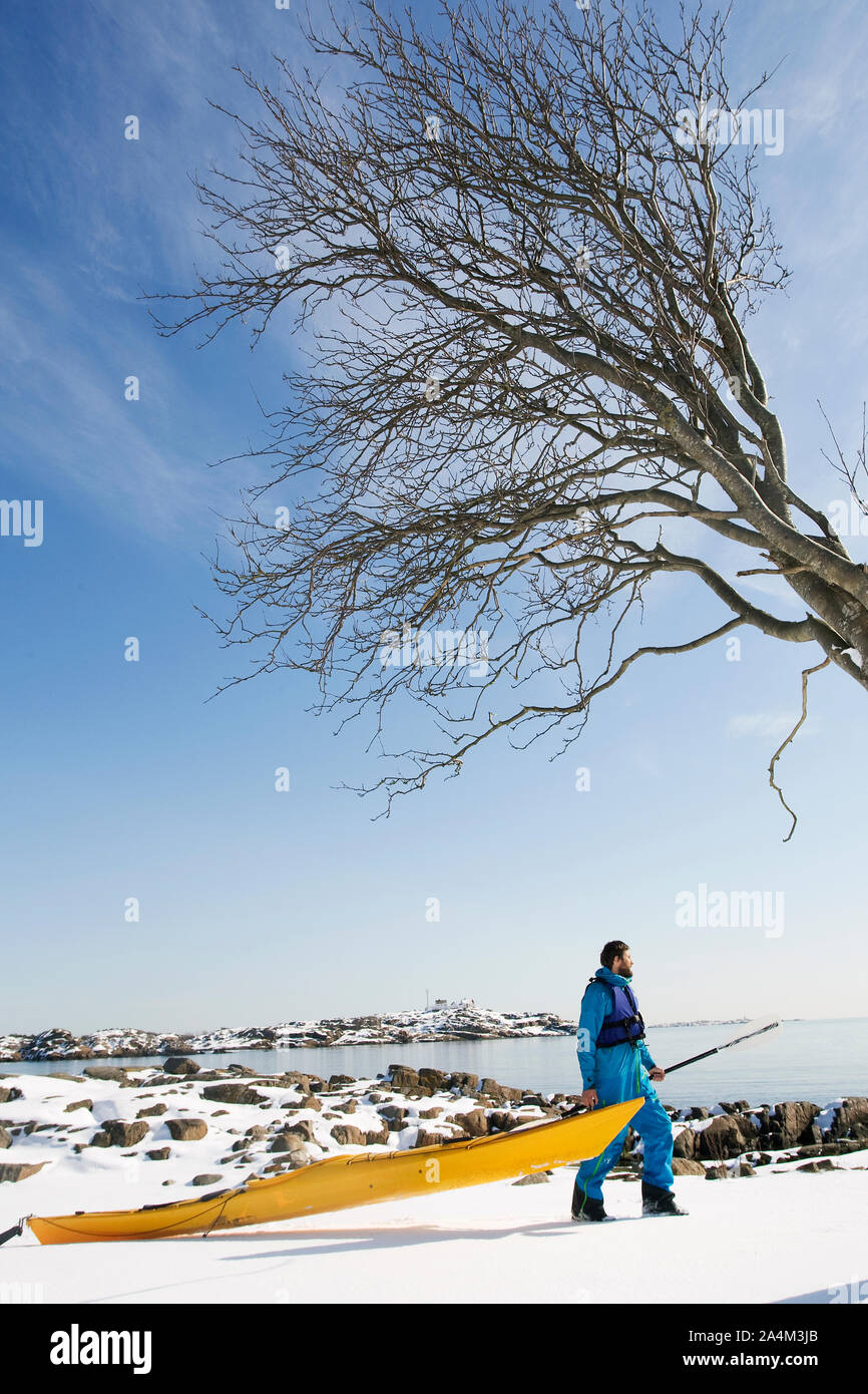 Homme avec kayak à Stavern, Norvège Banque D'Images