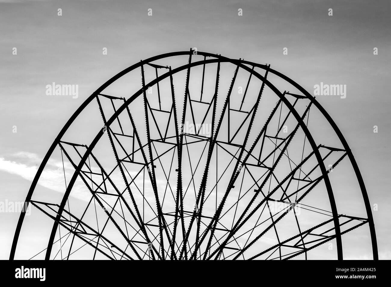 Photo en noir et blanc d'un détail d'une grande roue Banque D'Images