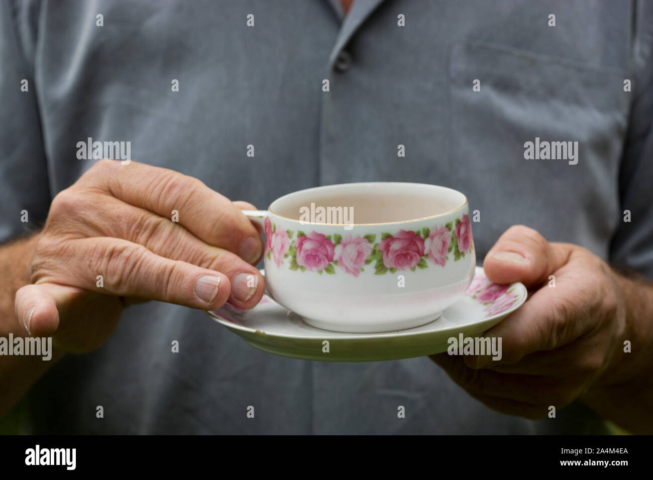 L'homme tenant une tasse - feminin Banque D'Images