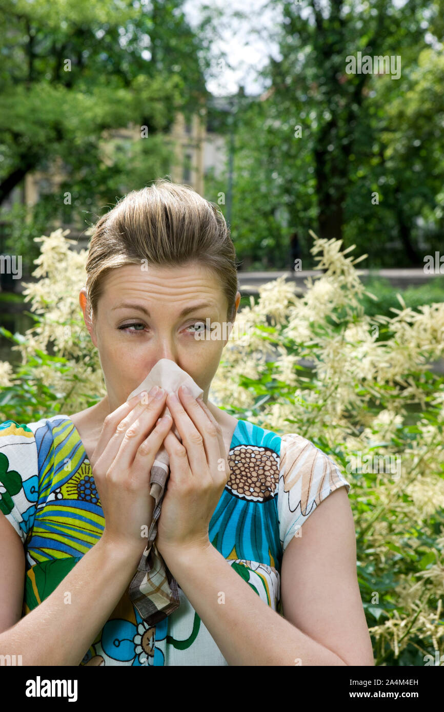 Femme avec le rhume des foins allergie / Banque D'Images
