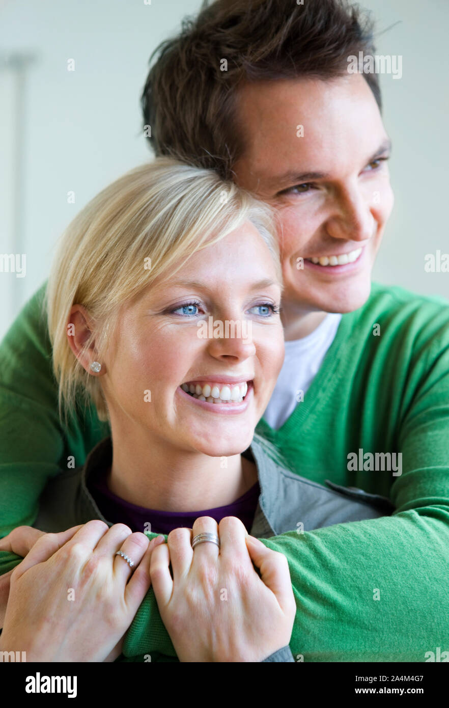 Jeune couple à la télévision. L'achat première maison. L'investissement. Banque D'Images
