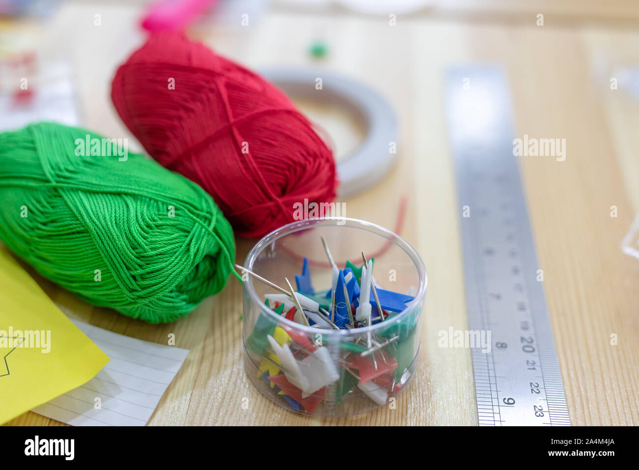 Un matériel pour la couture ou la couture, des fils multicolores, des épingles, aiguilles, règle, ruban adhésif Banque D'Images