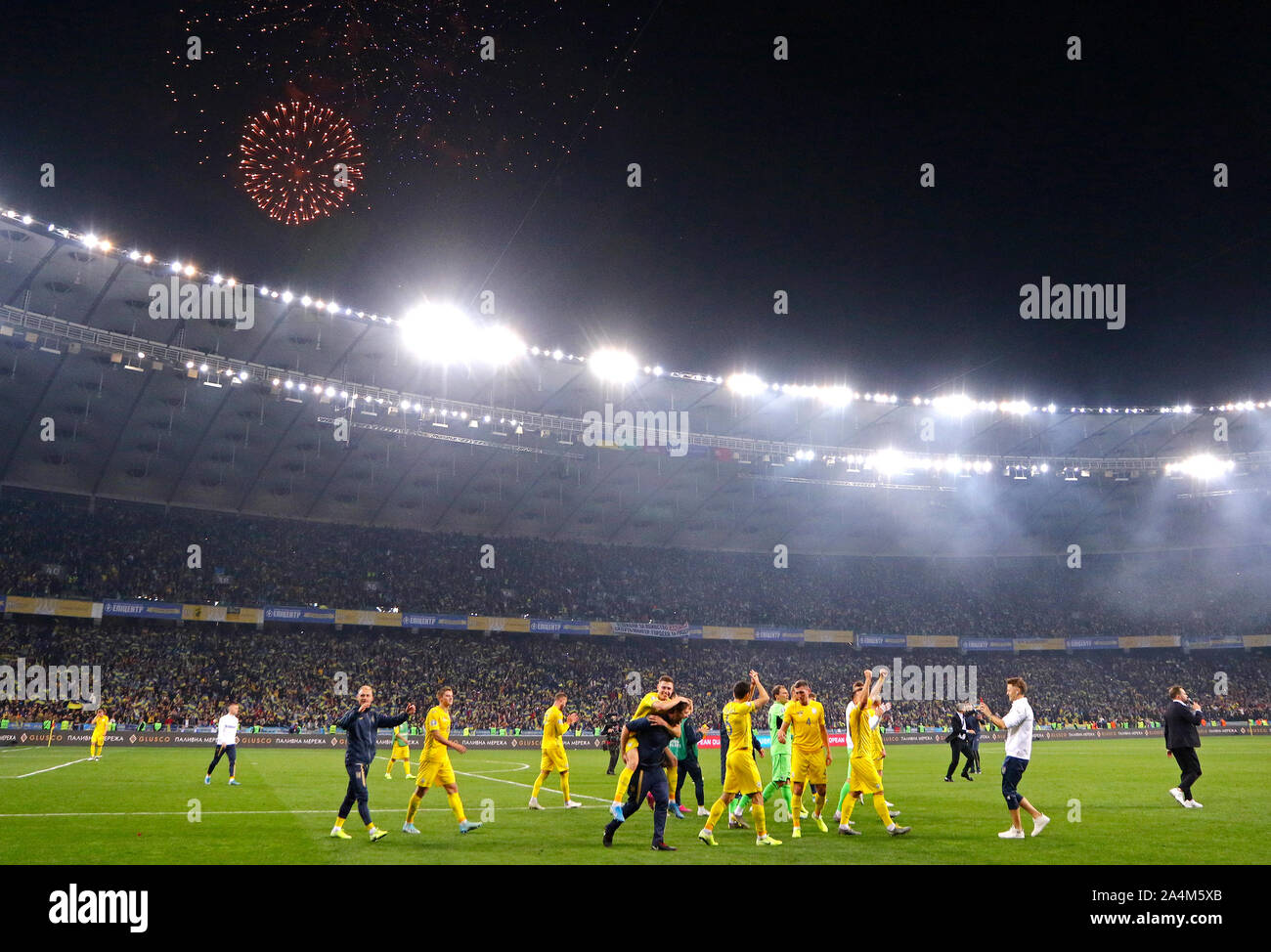 Kiev, Ukraine - le 14 octobre 2019 : les joueurs ukrainiens célébrer l'se qualifier pour la finale après avoir gagné 2-1 contre le Portugal dans leur match de qualification de l'UEFA EURO 2020 au stade Olimpiyskyi NSK Banque D'Images