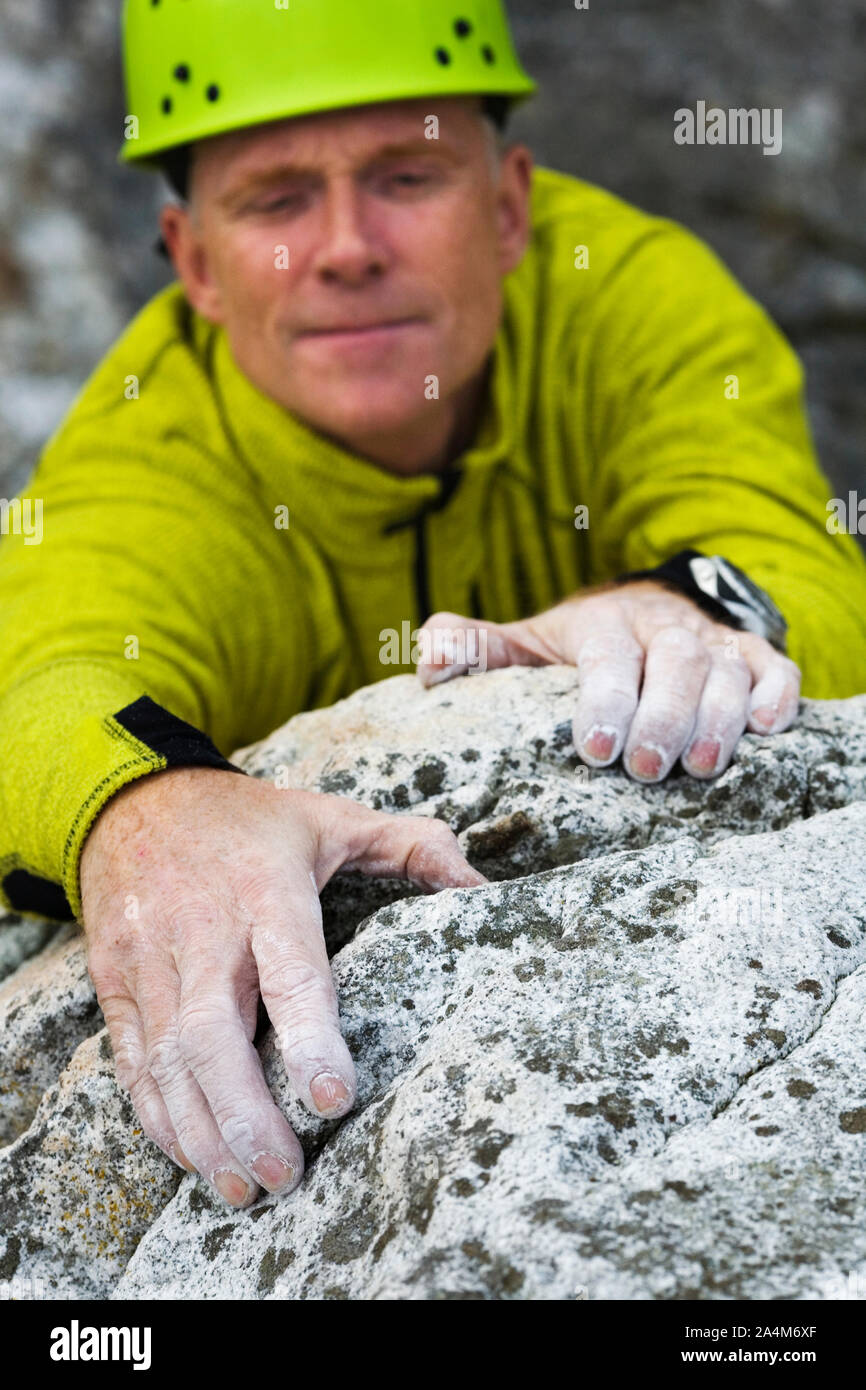 Man climbing a rock Banque D'Images