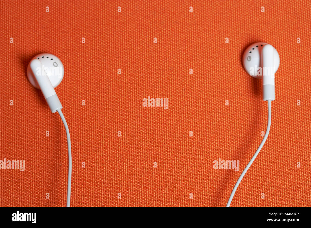 Casques casque bouchons d'ipod sur fond orange Banque D'Images