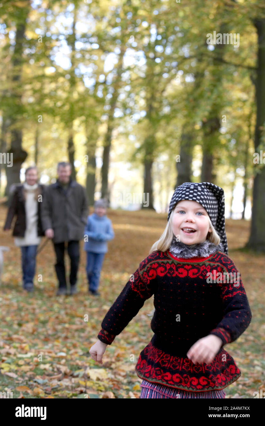 Jeune fille dans la forêt avec la famille Banque D'Images