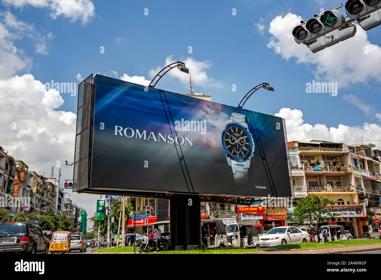Une marque de Romanson watch, faite en Corée du Sud, est affichée sur un grand panneau publicitaire en plein air au-dessus d'une rue de ville de Phnom Penh, Cambodge. Banque D'Images