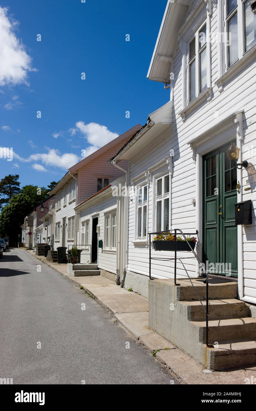 Maisons au bord d'une rue à l'ouest de l'état du Sørlandet. Banque D'Images