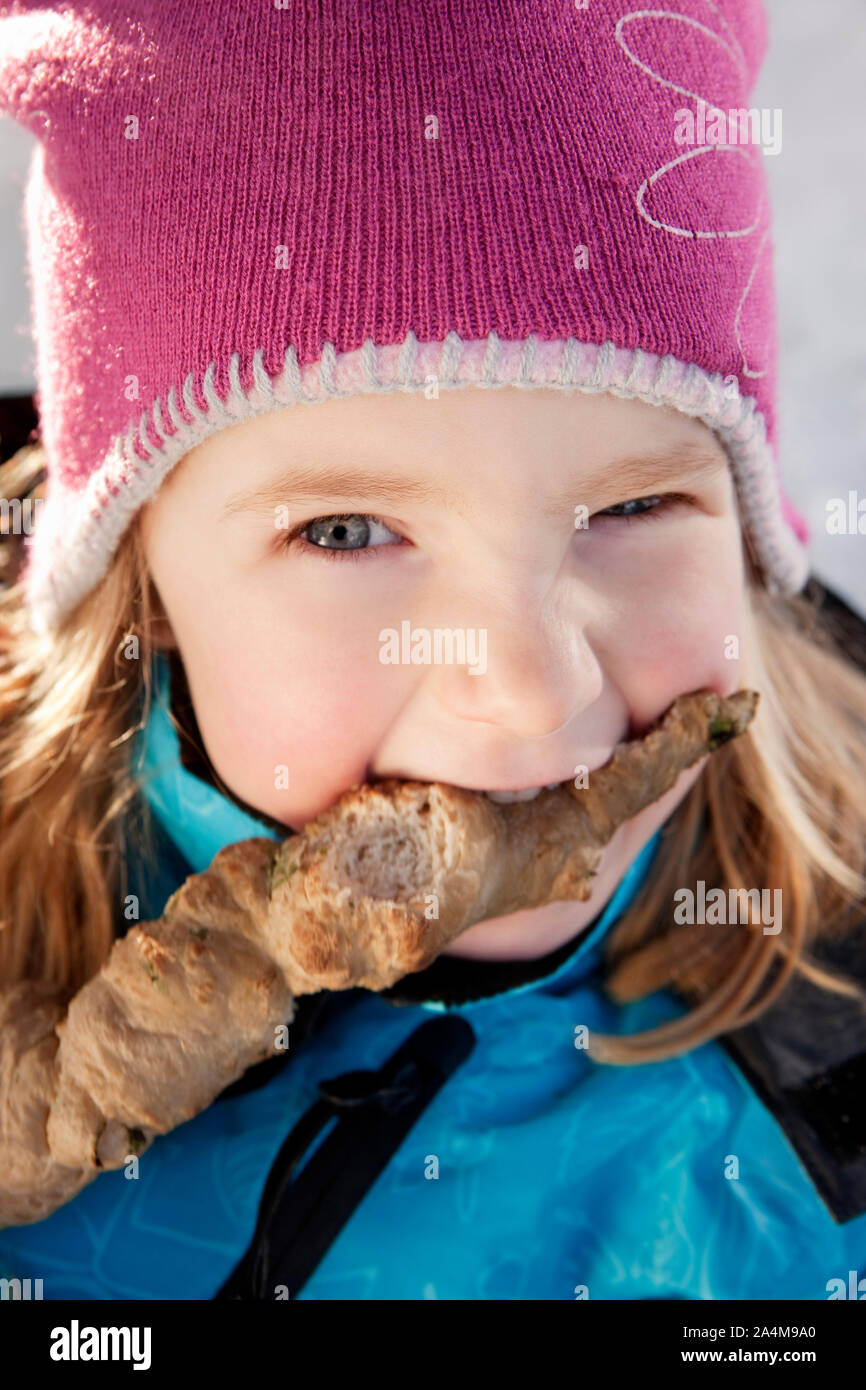 Close-up of Girl Eating Food Banque D'Images