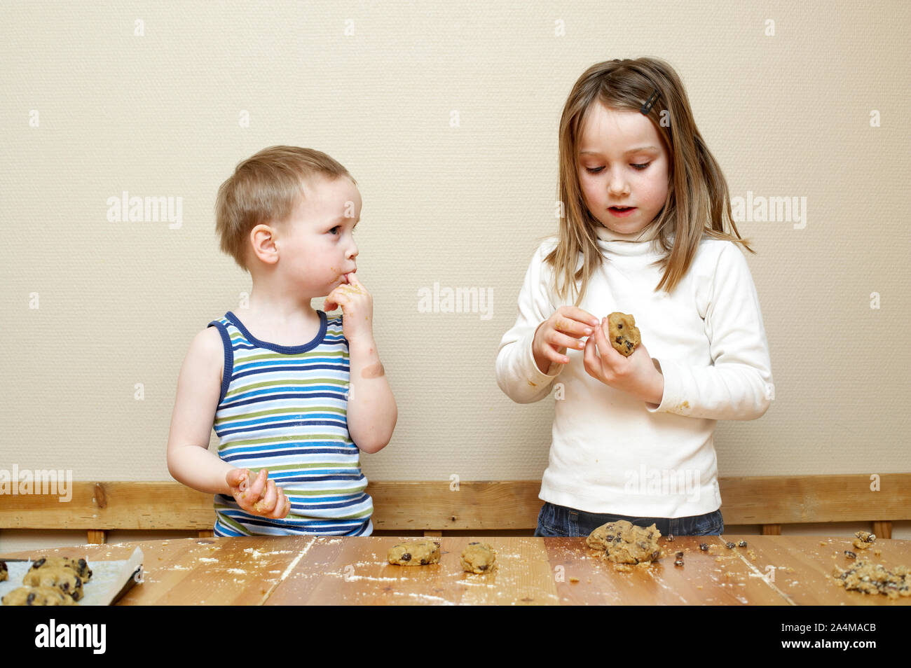 Frères et sœurs la boulangerie - La dégustation - pâte à gâteaux. Banque D'Images
