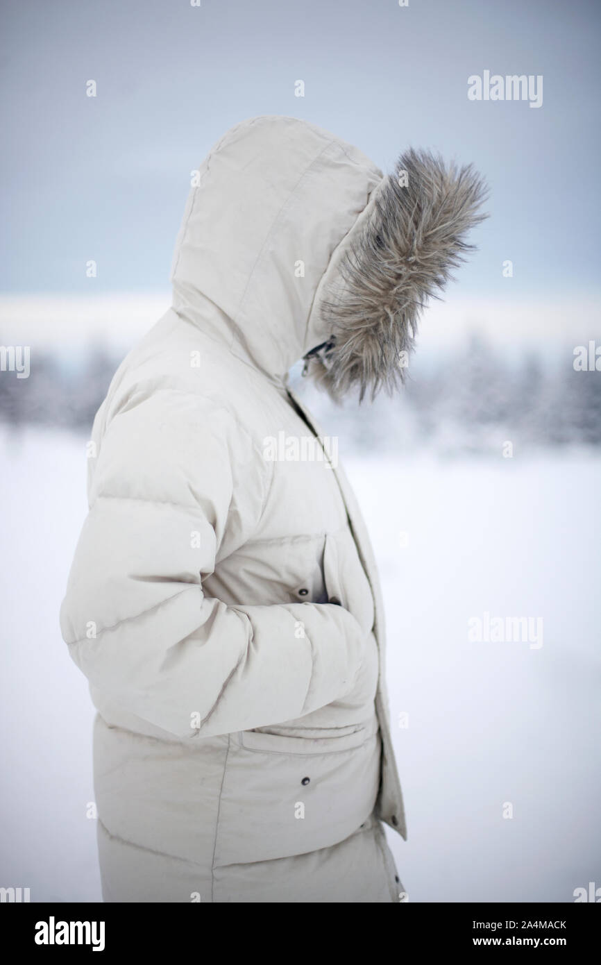 Femme dans paysage de neige NB ! L'utilisation exclusive de vente Réservation : couverture de livre Territoire : les pays francophones Durée : 2 ans d'avril 2015 S Banque D'Images