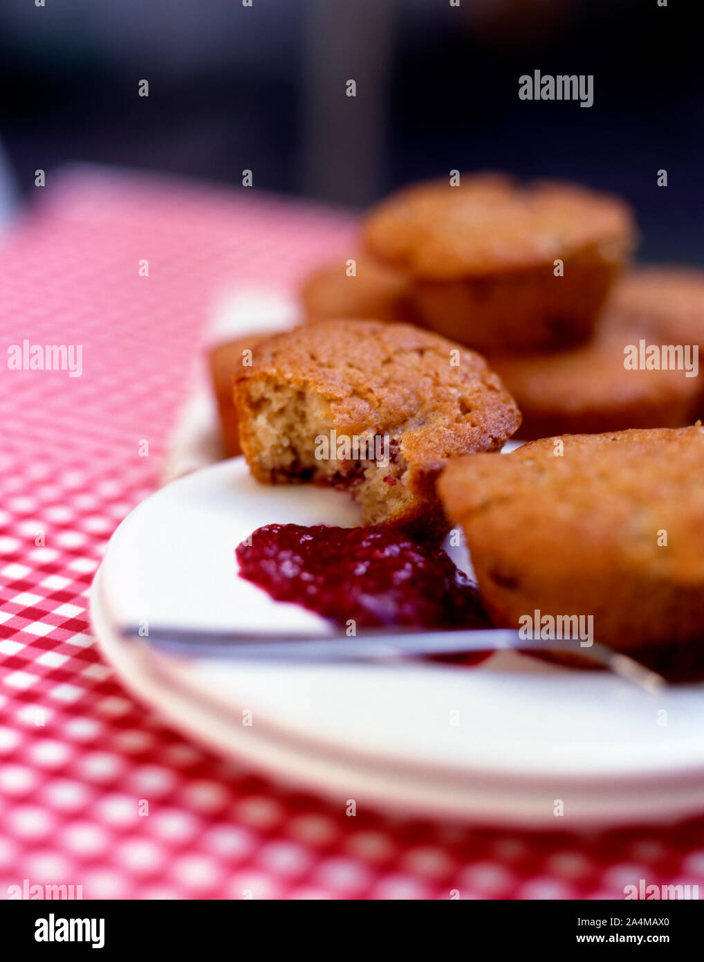 Muffins avec confiture maison. Banque D'Images