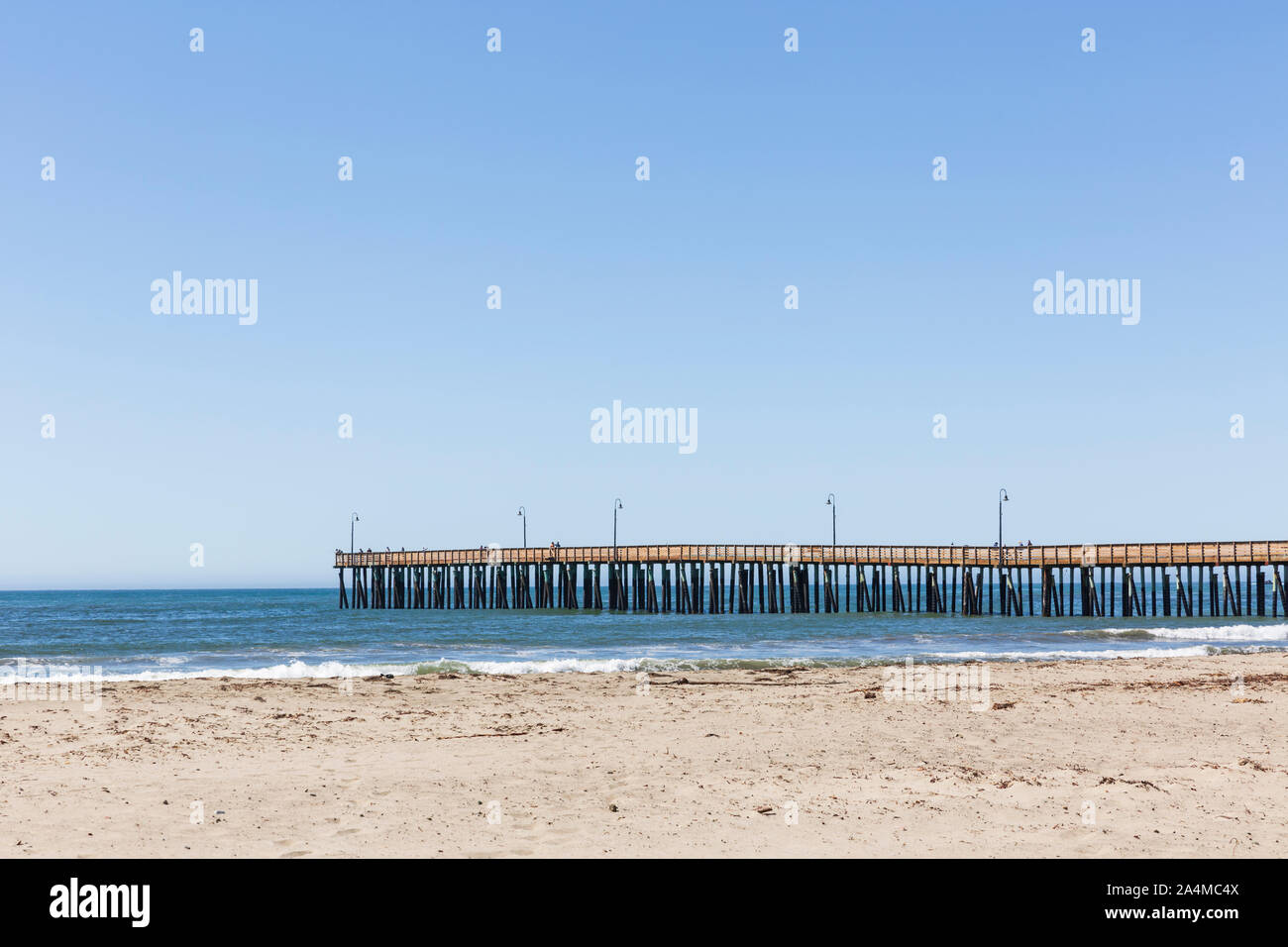 Cayucos Pier et plage vide de la côte centrale de Californie, USA. Banque D'Images
