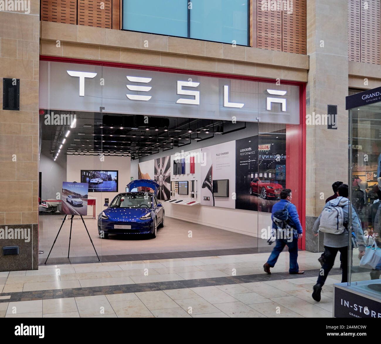 Cambridge, UK - 9 octobre, 2019 : affichage Tesla boutique dans le centre commercial Grand Arcade. Banque D'Images