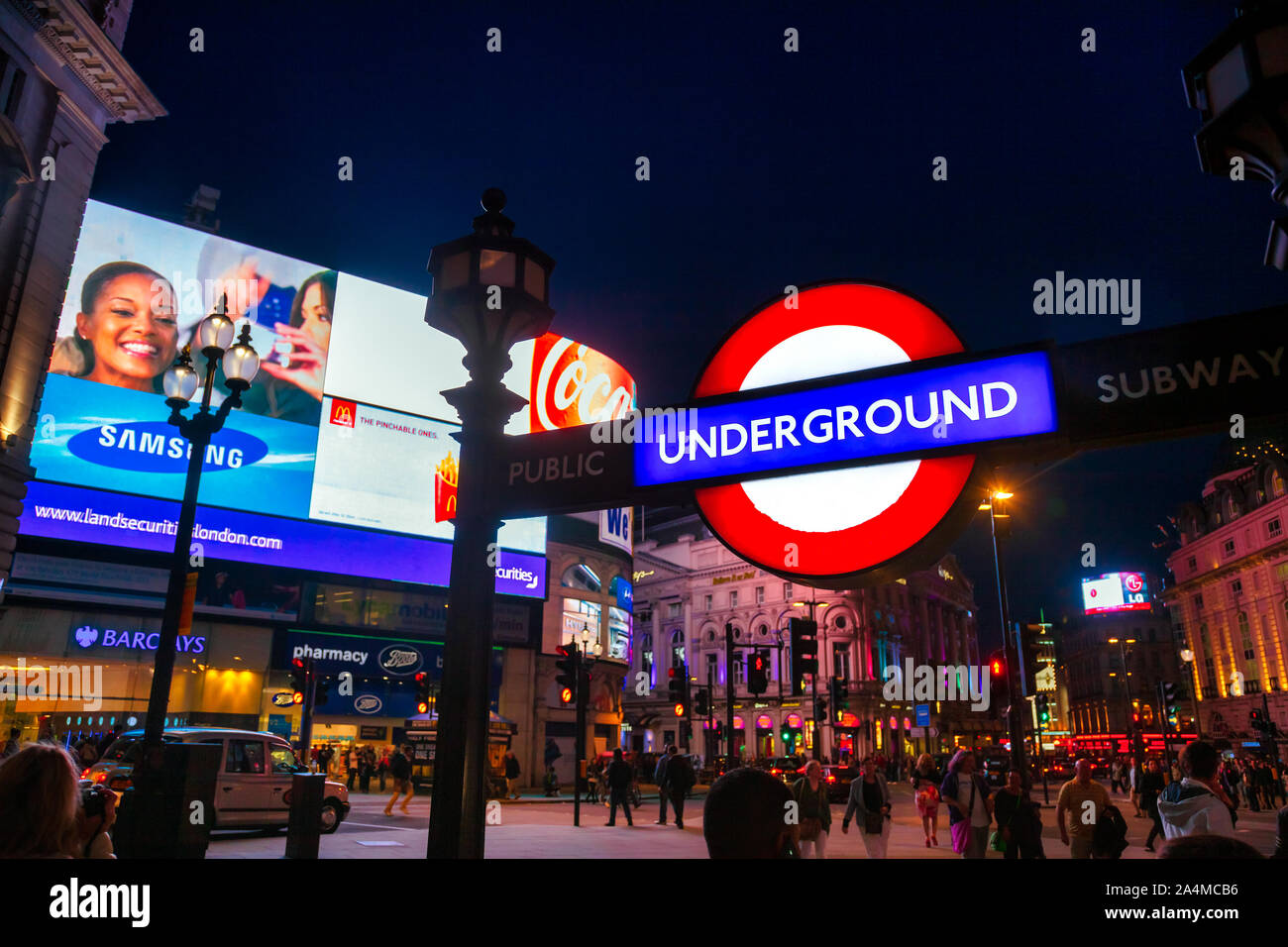 Londres, Royaume-Uni - 17 juin 2013 : Piccadilly Circus Road junction avec London Underground Tube lumineux signer en premier plan et la publicité vidéo LED disp Banque D'Images