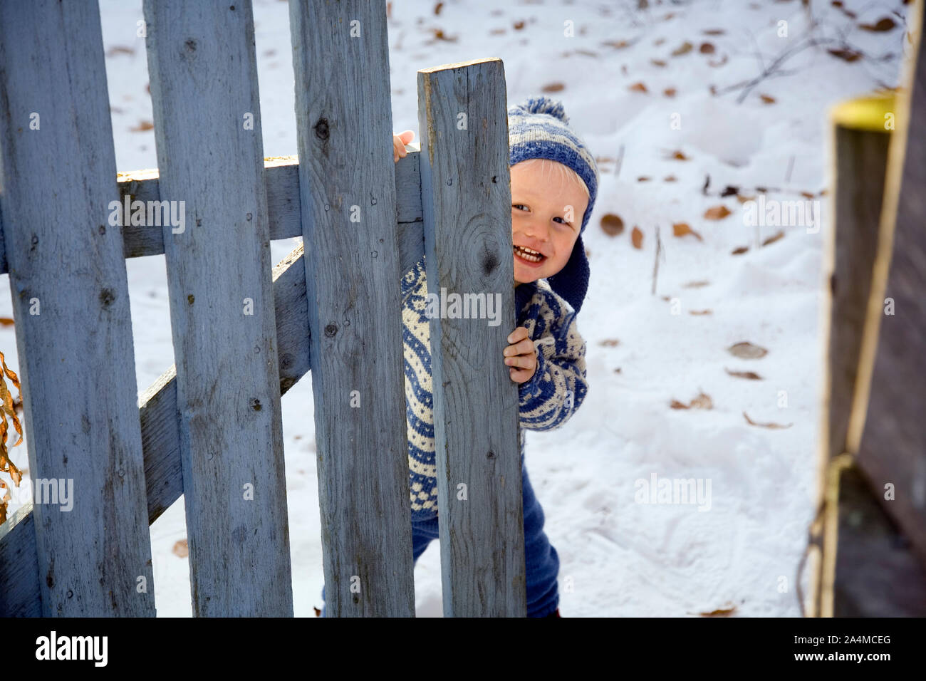 Petit Garçon jouant l'hiver Banque D'Images