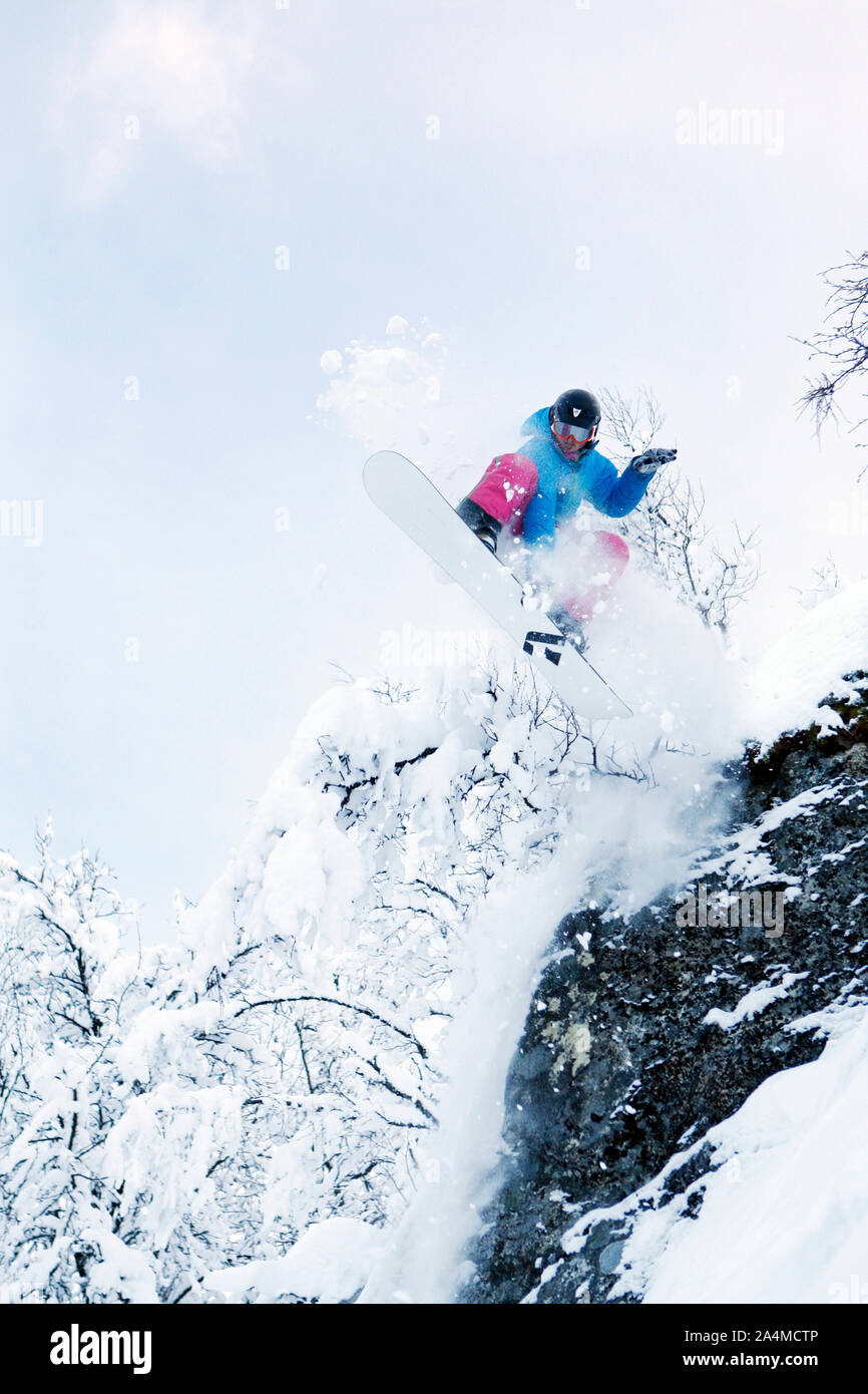 Snowboard homme sur montagne, photo d'action Banque D'Images