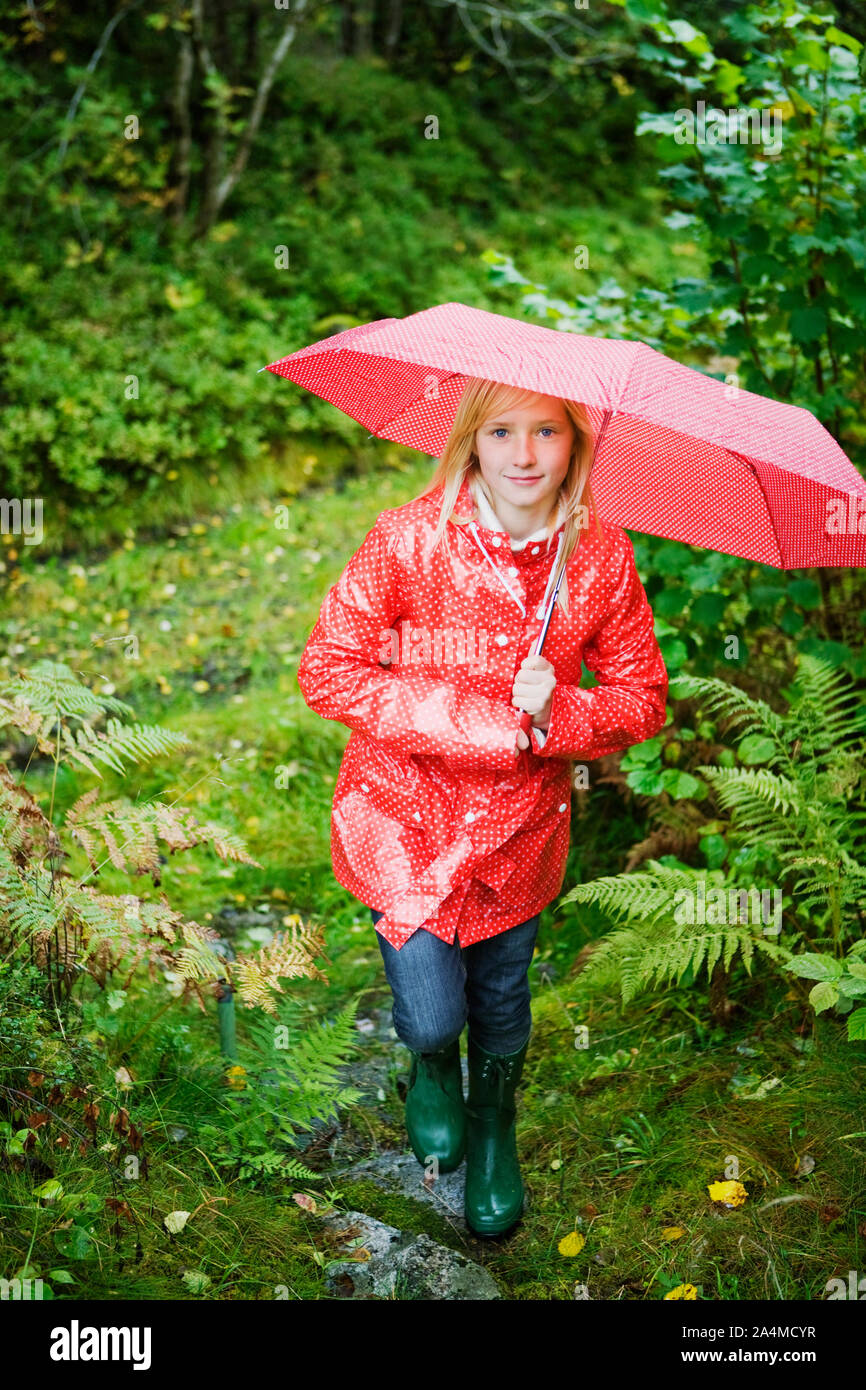 Fille avec parapluie rouge Banque D'Images