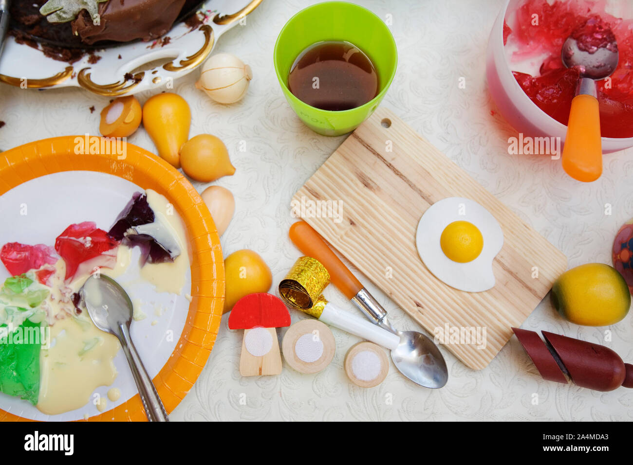 Des anniversaires. Gâteau d'anniversaire et de la gelée avec de la sauce à la vanille pour le dessert. Jouets en plastique alimentaire. Banque D'Images