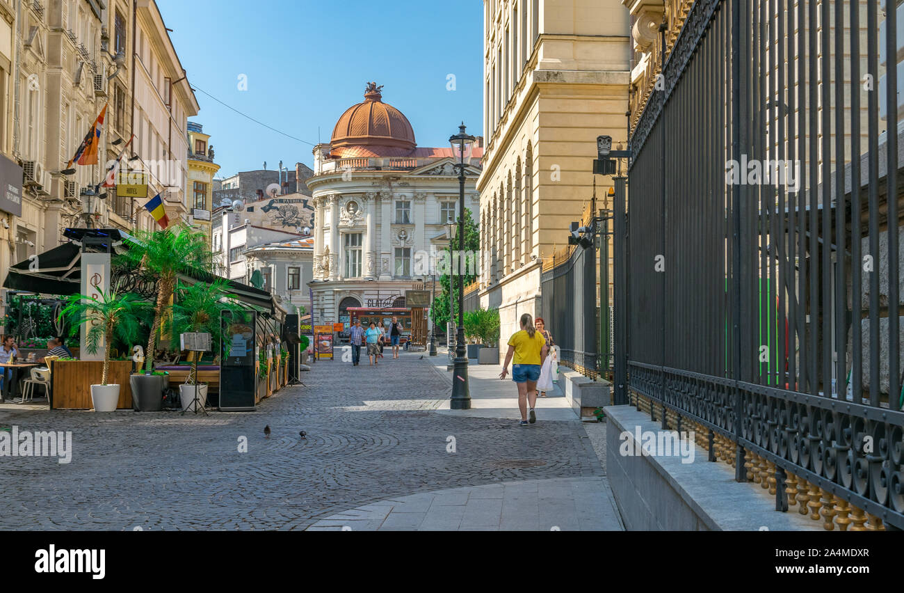 Bucarest, Roumanie - 27 juillet, 2019 : les gens marcher sur une journée d'été ensoleillée dans le centre historique de Bucarest, Roumanie. Beau matin dans l'histor Banque D'Images